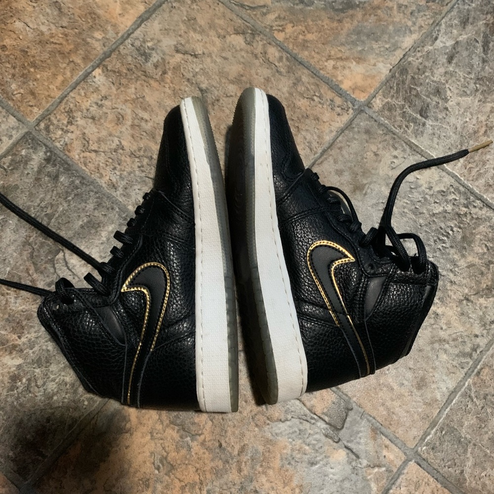 Jordan 1 Retro GS size 5. Lightly worn but still in great condition.